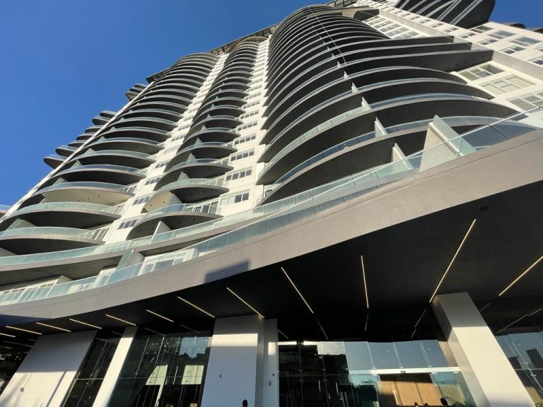 La entrada al edificio de Ivy, Bosque Real-1