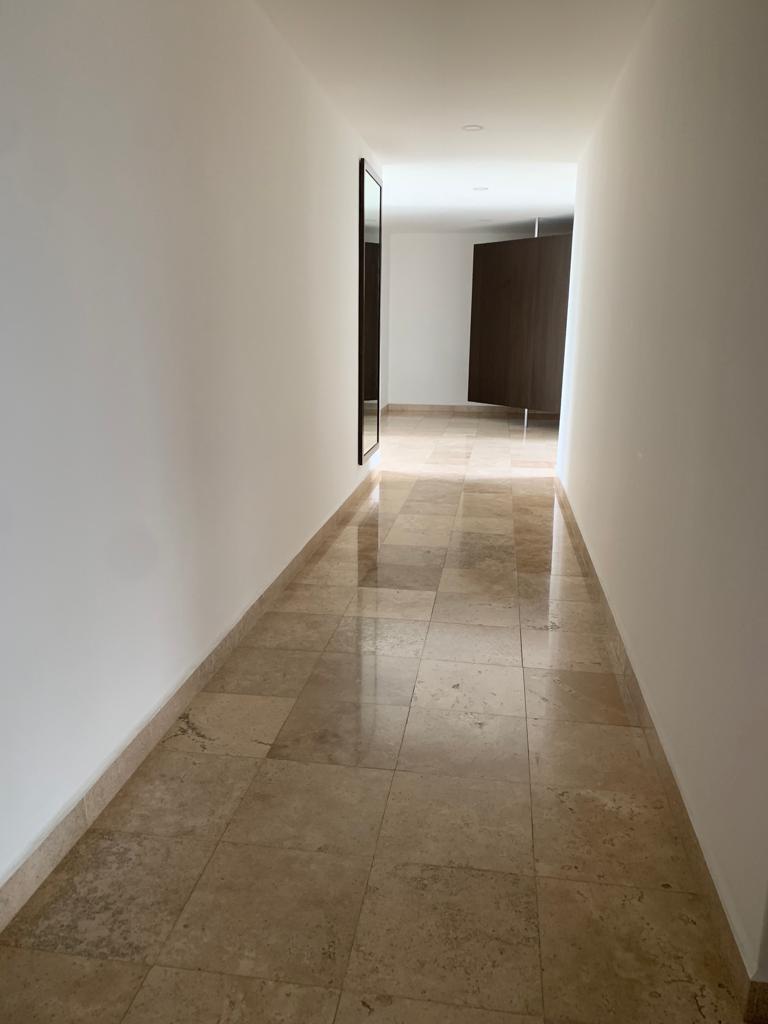 Departamentos en La reserva en Bosque Real huixquilucan pasillo