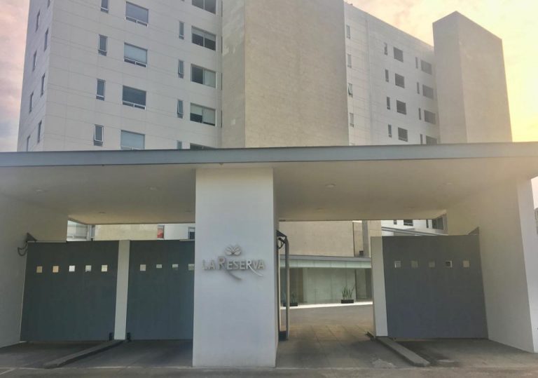 entrada principal Departamentos en La reserva en Bosque Real huixquilucan