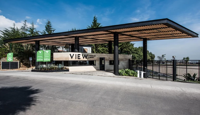 La entrada principal de View, una joya arquitectónica en Bosque Real