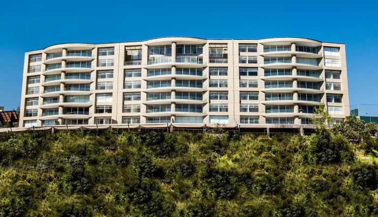 Admira la belleza de la vista delantera de View, lujo y estilo en Bosque Real