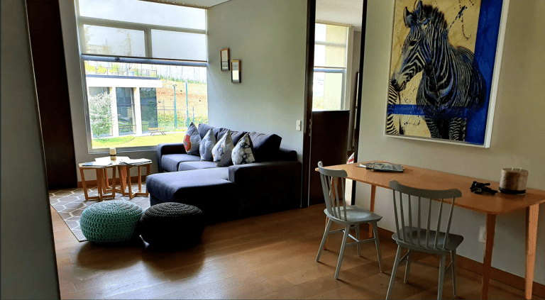 Un espacio familiar íntimo en los departamentos de View, Bosque Real. Ideal para pasar tiempo en familia