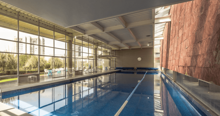 Lo Alto cuenta con una alberca para relajarte en Bosque Real