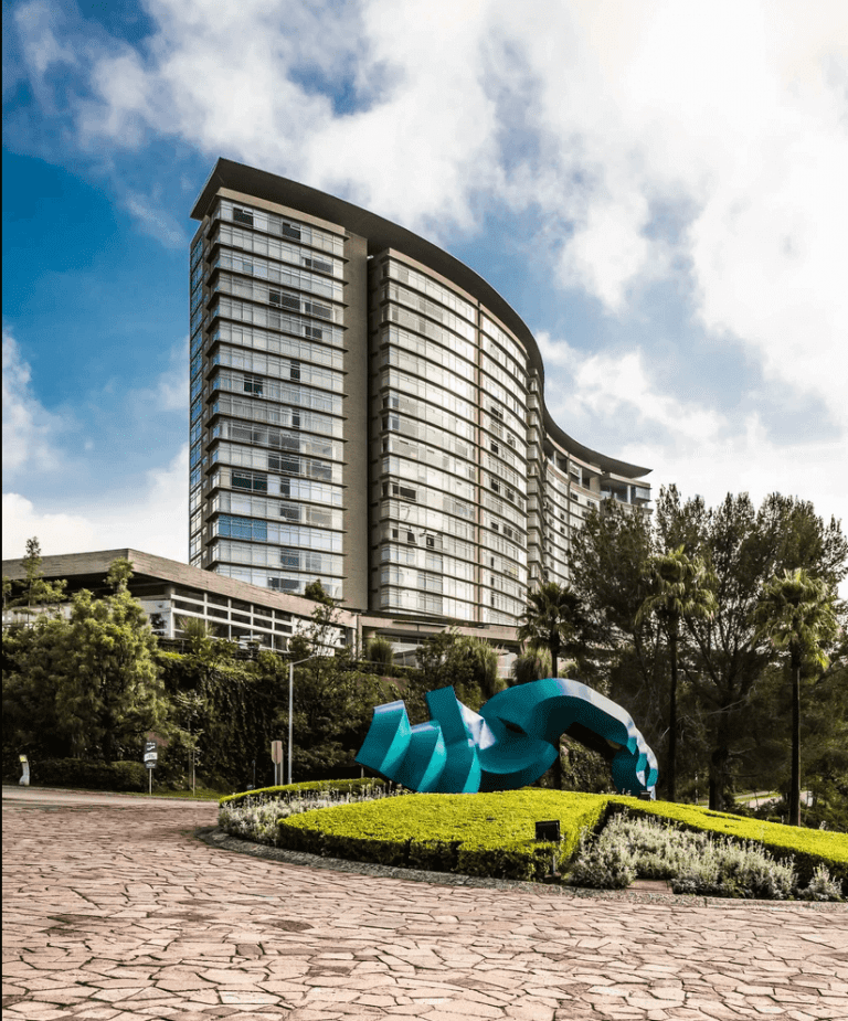 Descubre la majestuosa entrada a Lo Alto en Bosque Real