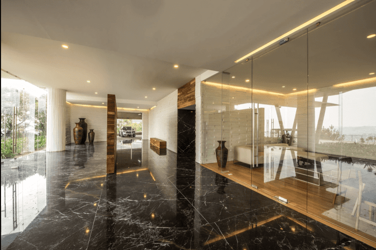 Disfruta del elegante Lobby en Lo Alto, tu entrada a la vida de lujo en Bosque Real