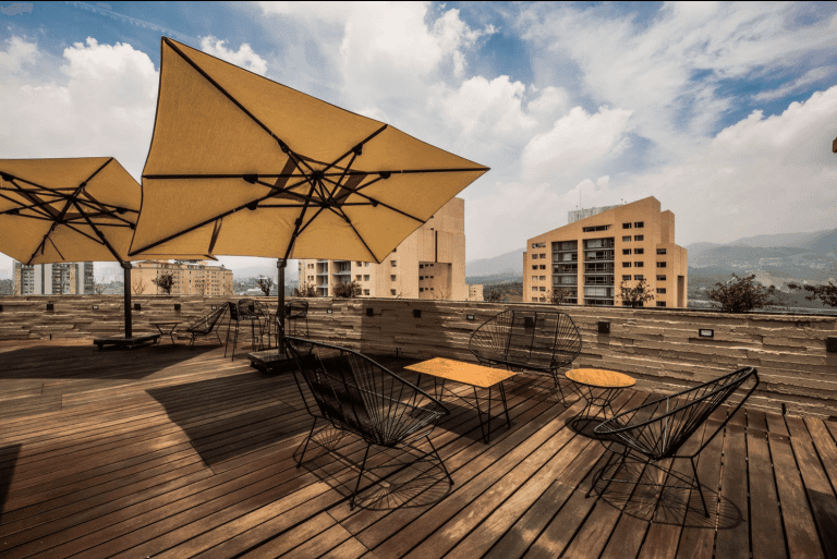 Las terrazas de Lo Alto ofrecen un respiro verde dentro de Bosque Real