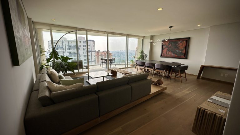 Elegante comedor en View, Bosque Real, donde podrás disfrutar de tus comidas en un ambiente de lujo