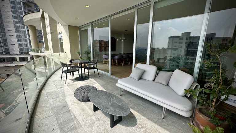 Disfruta de las vistas desde la terraza de View, Bosque Real