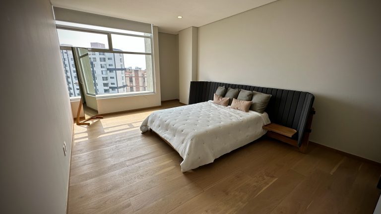 La recámara principal en View, Bosque Real, es un santuario de descanso y relajación