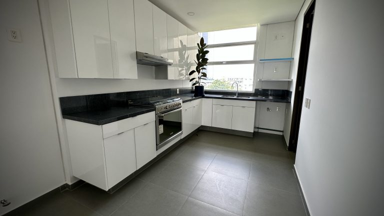 Cocina moderna y completamente equipada en View, Bosque Real. Un espacio donde la funcionalidad y el diseño se unen