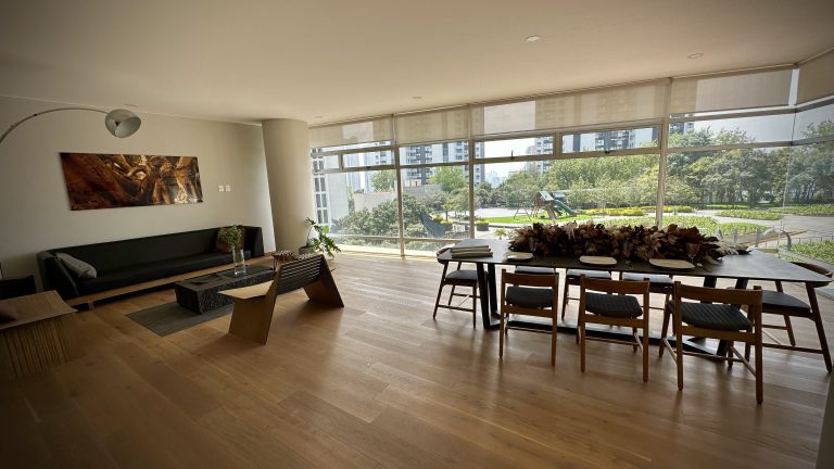 Sala Principal Lo Alto: El corazón del hogar en Lo Alto, Bosque Real. Sala principal espaciosa, ideal para reuniones familiares y eventos sociales