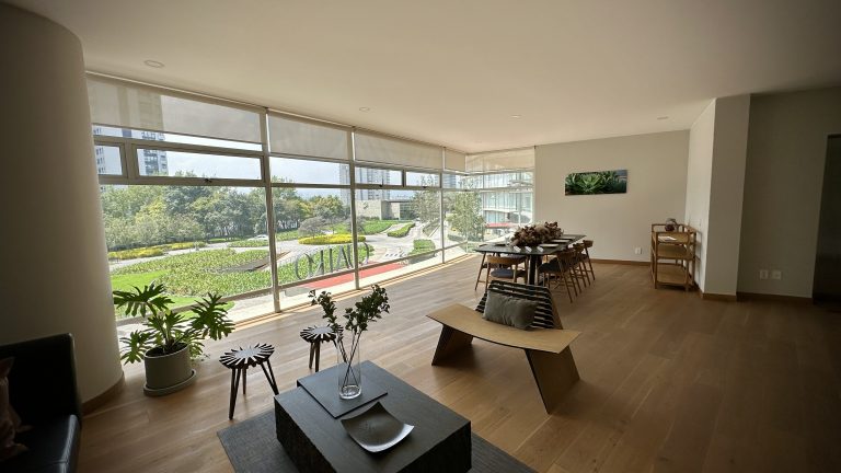 Sala Principal Lo Alto: El corazón del hogar en Lo Alto, Bosque Real. Sala principal espaciosa, ideal para reuniones familiares y eventos sociales