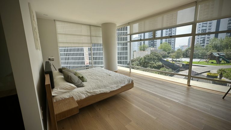 Recámara Principal Lo Alto: La recámara principal en Lo Alto, Bosque Real, es un santuario de descanso y relajación