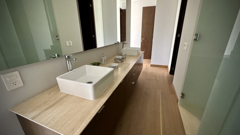 Baño Lo Alto: El baño en Lo Alto, Bosque Real, combina diseño y funcionalidad. Un espacio de lujo