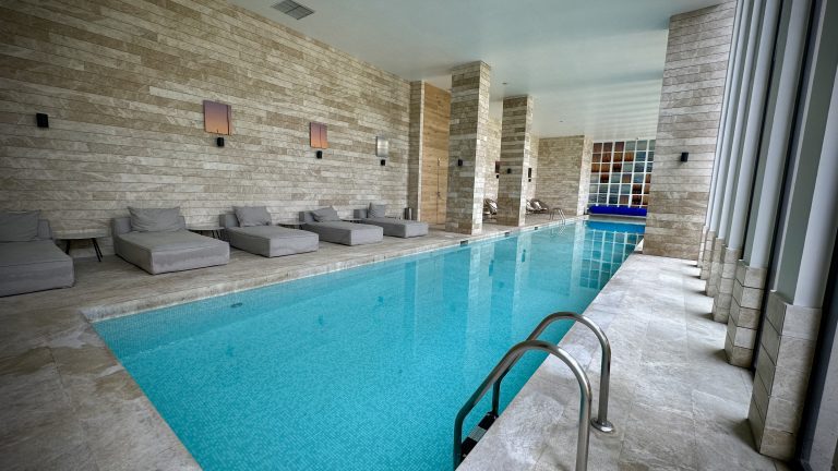 Avivia cuenta con una alberca para relajarte en Bosque Real