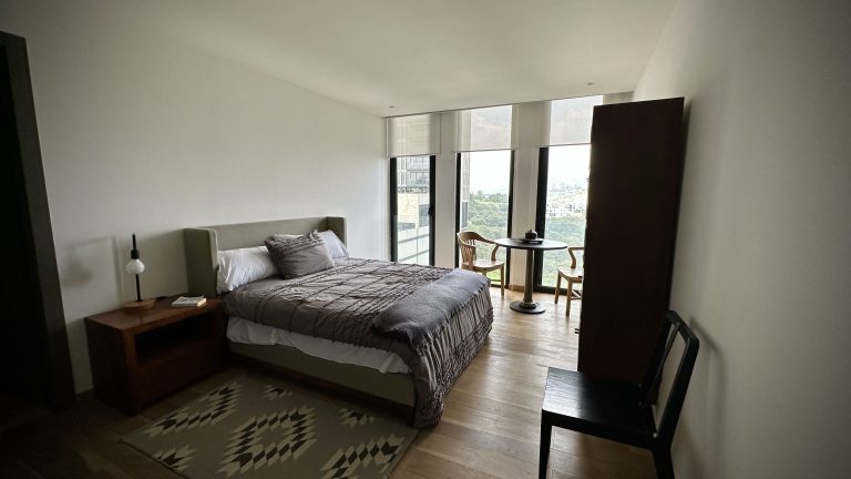 La recámara adicional en Avivia, Bosque Real, ofrece espacio extra para familiares o visitas en tu departamento