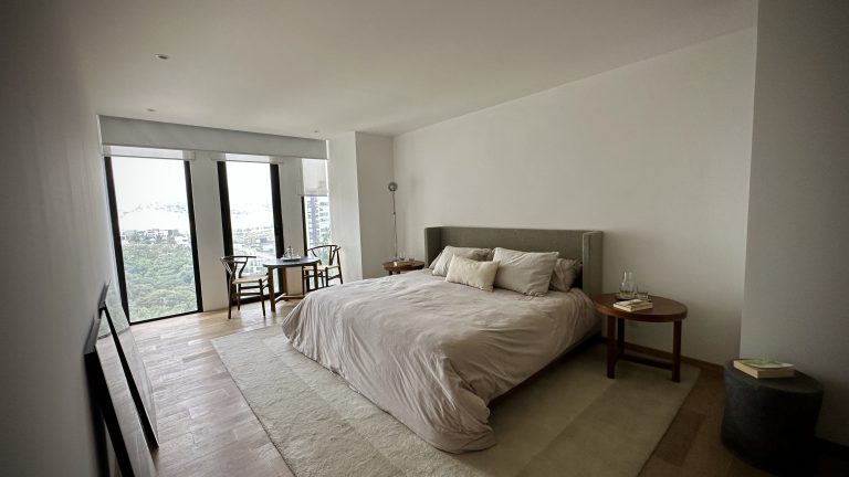 La recámara principal en Avivia, Bosque Real, es un santuario de descanso y relajación en tu departamento en Huixquilucan