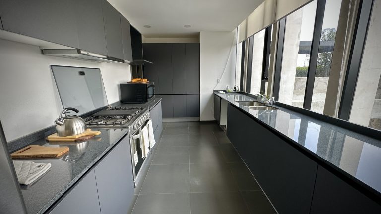 Cocina de diseño en Avivia, Bosque Real. Un espacio donde la funcionalidad se encuentra con el estilo en tu departamento en Huixquilucan