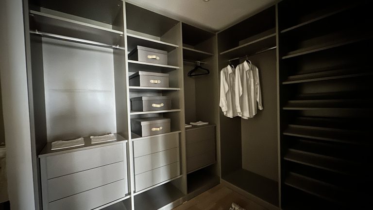 Organiza y luce tu colección de moda en el espacioso closet de Avivia en Bosque Real, diseñado con la máxima funcionalidad y estilo