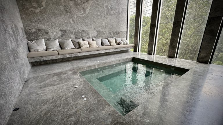 Sumérgete en la relajación profunda en el jacuzzi de Avivia en Bosque Real, un oasis de bienestar y lujo 1