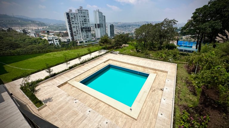 Disfruta de la alberca en Avivia, compra tu departamento en Bosque Real