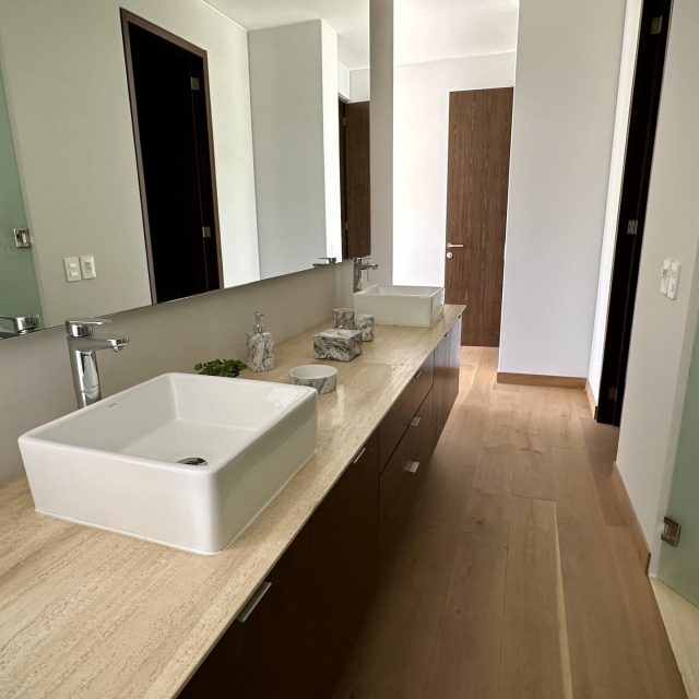 Baño Lo Alto: El baño en Lo Alto, Bosque Real, combina diseño y funcionalidad. Un espacio de lujo.