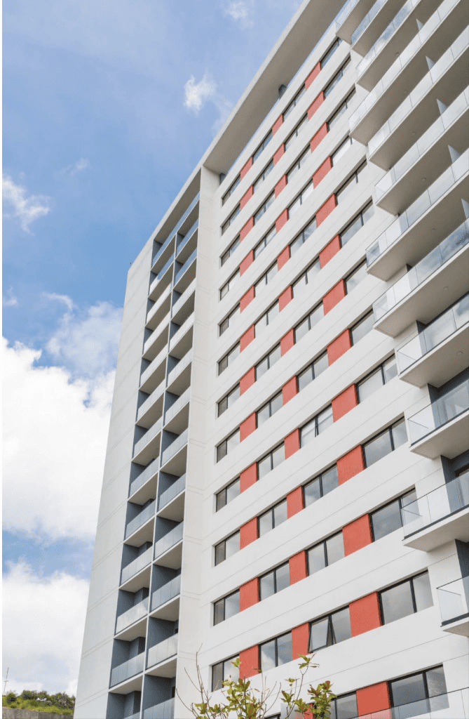 Admira la belleza de la vista delantera de Torre Morat, lujo y estilo en Bosque Real